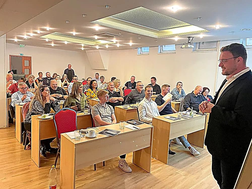 Aleš Roleček při prezentaci před publikem